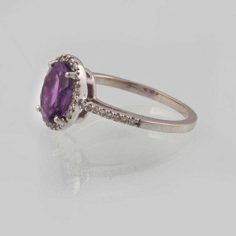 RING, 14K guld med ovalslipad ametist samt åttkantslipade diamanter. Vikt 2,4 gram.