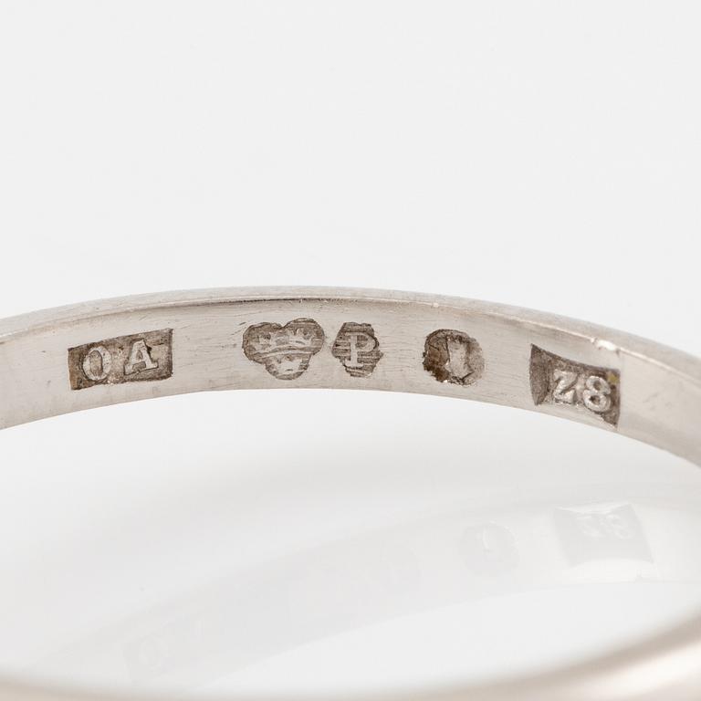 A ring in platinum with a round brilliant-cut diamond.