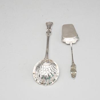 SOCKERSTRÖARE, 1855 och TÅRTSPADE, 1962, silver. Total ca 108 gram.