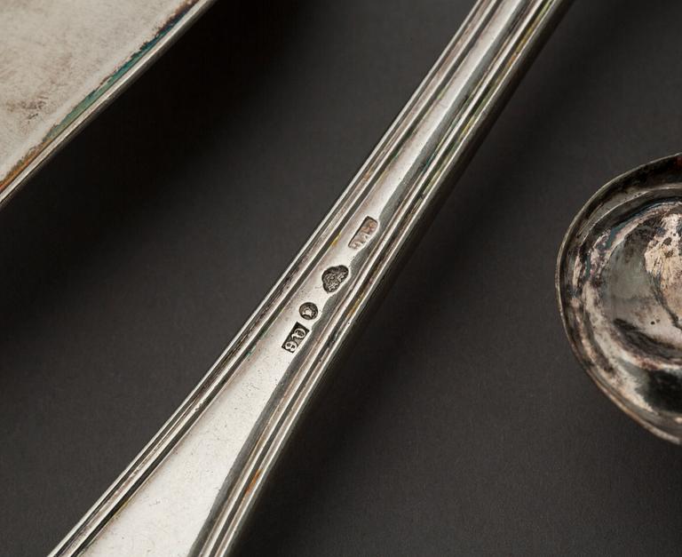 SKEDAR, 4 st samt STRÖSKED, 2 st, silver/nysilver, 1700/1800-tal. Total vikt ca 300 gram.