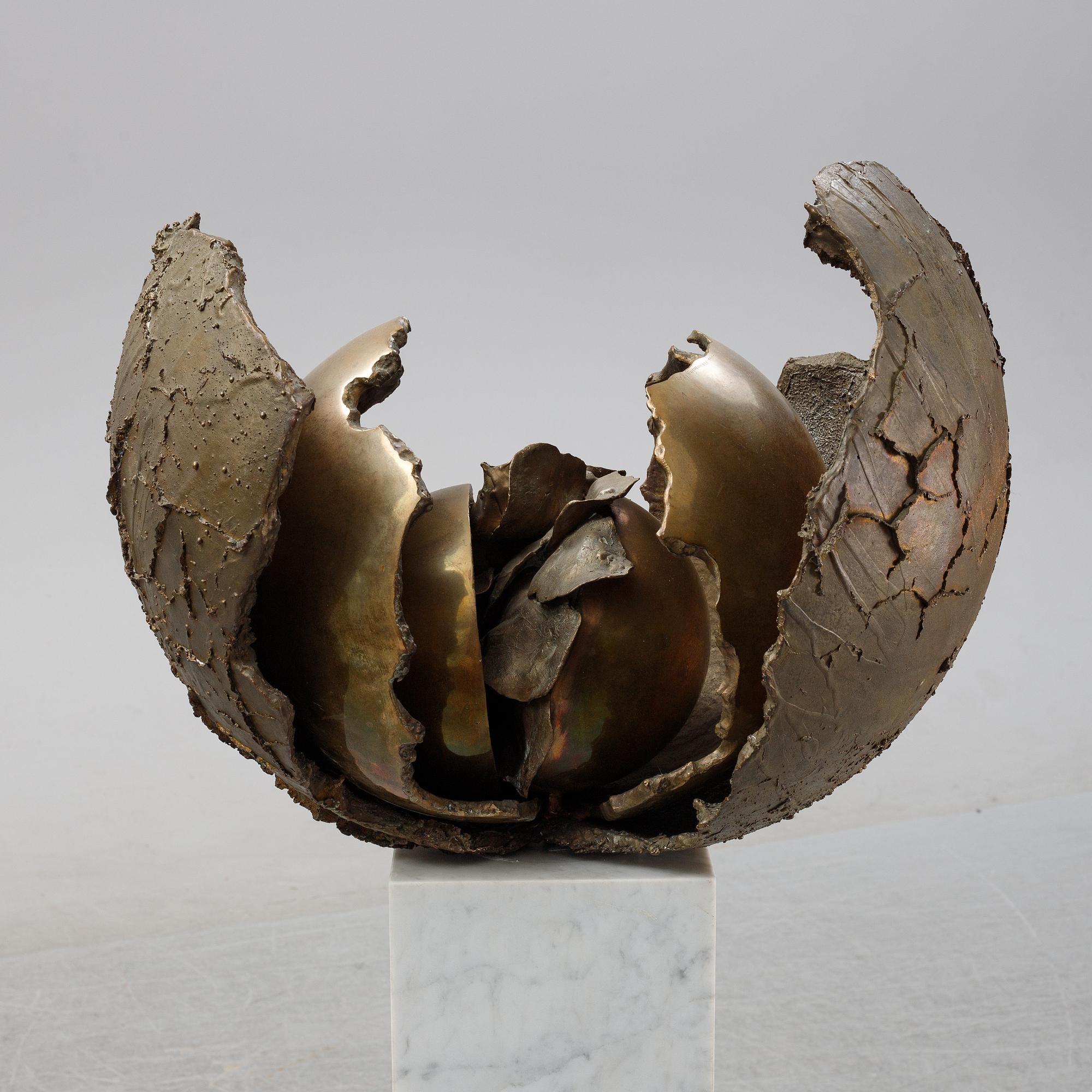 Jens-Flemming Sørensen, skulptur, blankpolerad brons, signerad Jens Flemming och daterad 1974.