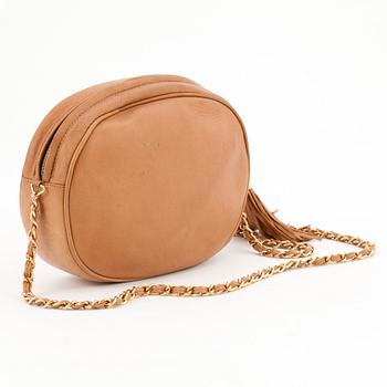 CHANEL, a beigebrown leather shoulder bag.