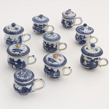 Cremekoppar med lock, nio stycken, porslin, Kina, Qingdynastin, Qianlong (1736-95).