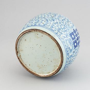 A blue and white jar, teapot with cover and a dish, Qing dynasty, 19th Century.