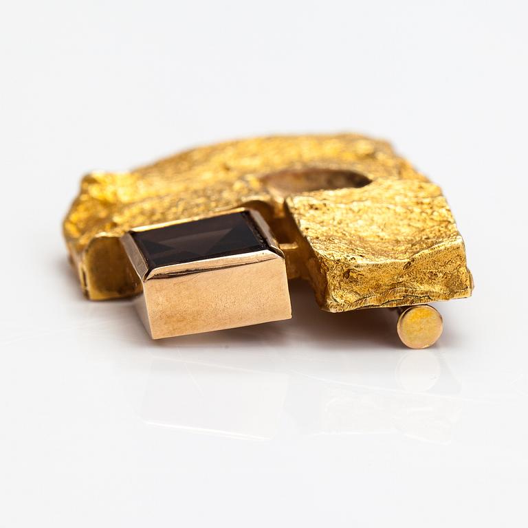 Björn Weckström, A 14K gold brooch "Crystal and cut" with a smoaky quartz. Lapponia 1965.