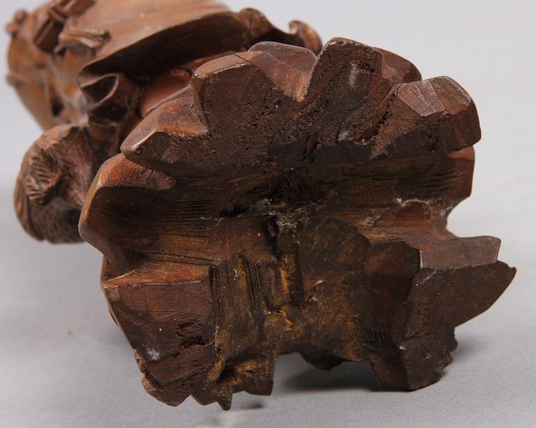 FIGURINER, 2 st, trä och sten, Kina. 1900-tal.