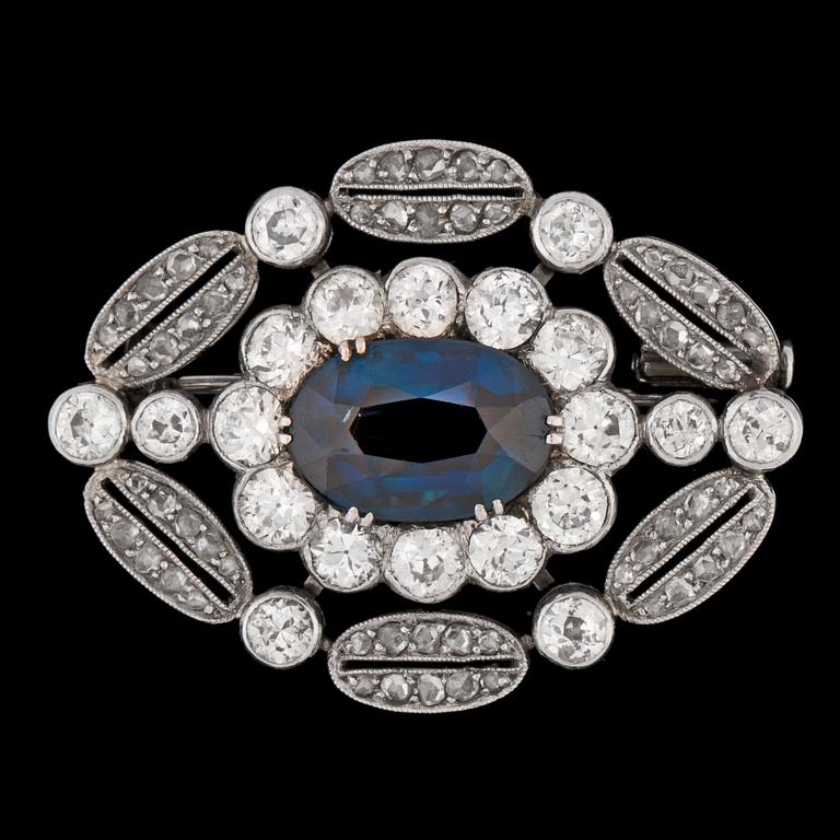 BROSCH, fasettslipad blå safir med olikslipade diamanter, 1930-tal.