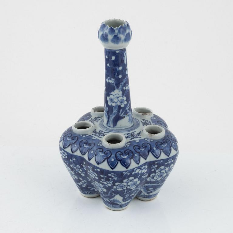 A Chinese blue and white porcelain tulip vase, late Qing dynasty.