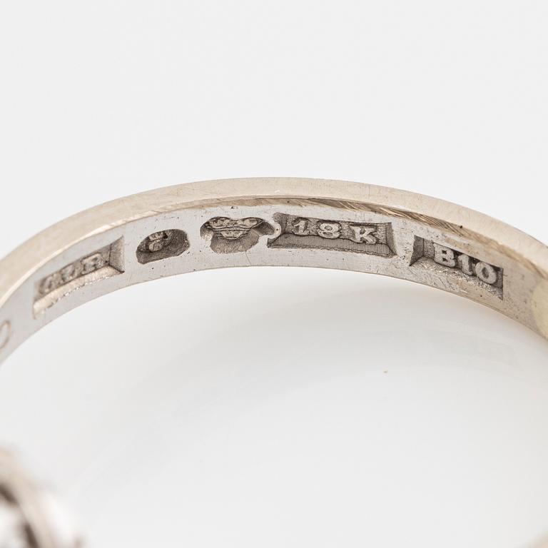 Ring, 18K white gold, camée model, set with brilliant-cut diamonds totalling 0.48 ct according to the inscription.