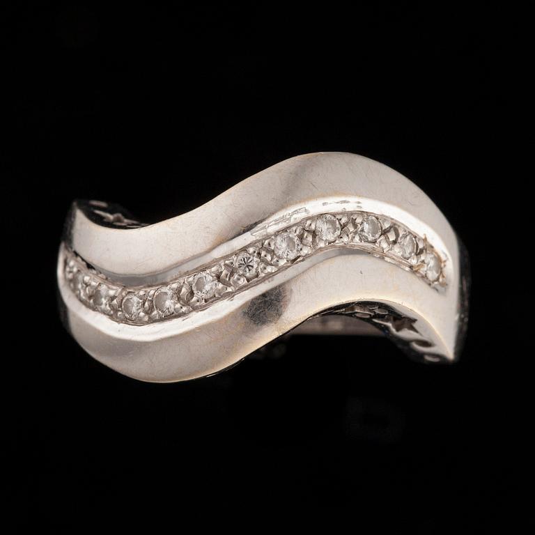 RING, vitguld 18K, 12 briljantslipade diamanter, Italien. Vikt 11,2 g.