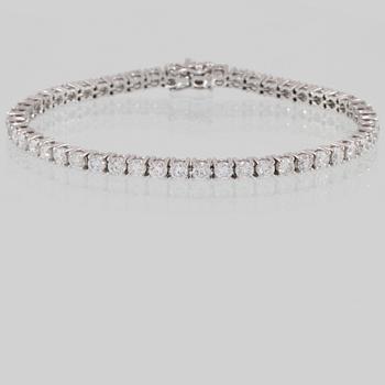 112. ARMBAND 18k vitguld med briljantslipade diamanter totalt 6.65 ct. Vikt 14,3 g.