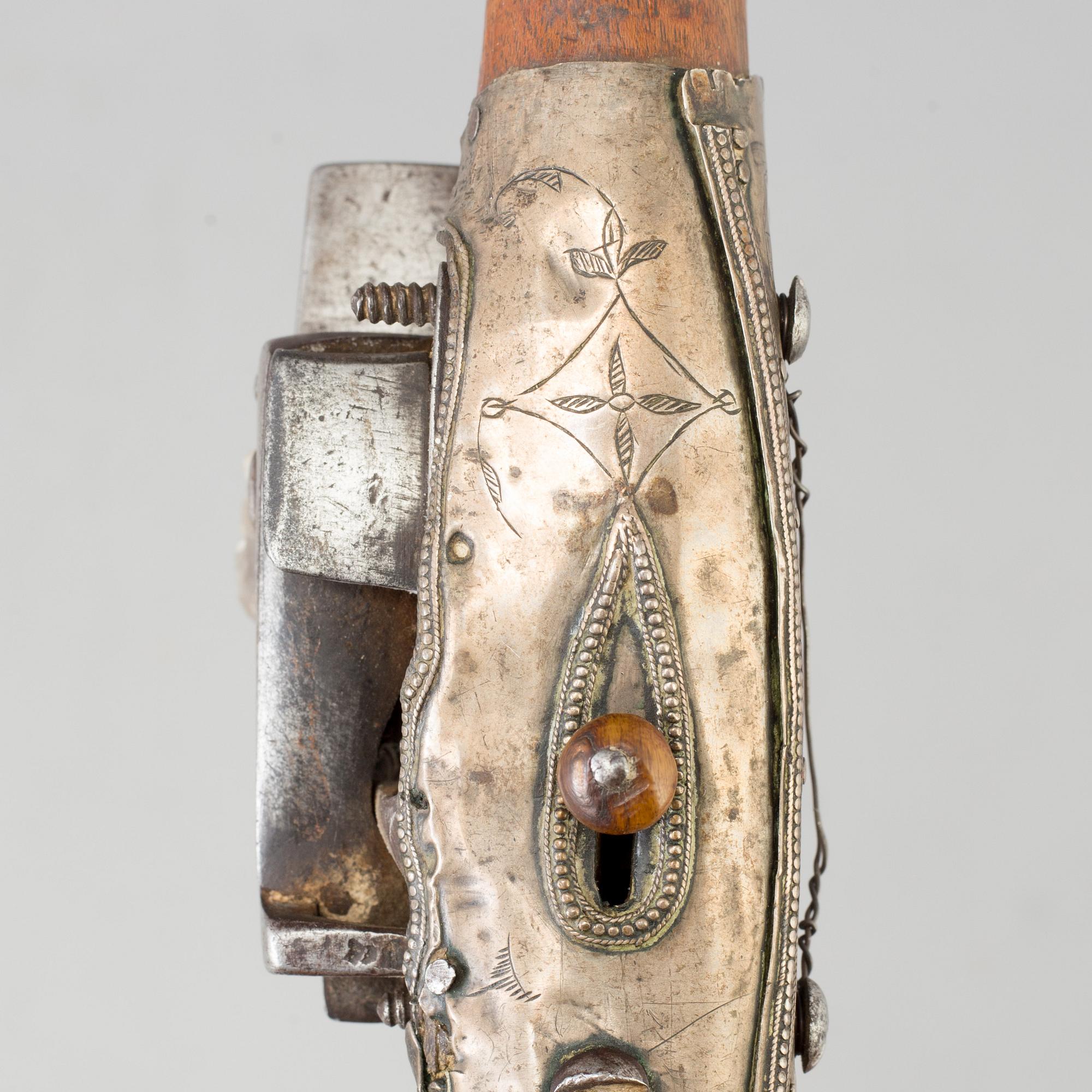 SNAPPLÅSPISTOL, Kaukasisk samt KARTUSCHVÄSKA, 1800-tal.