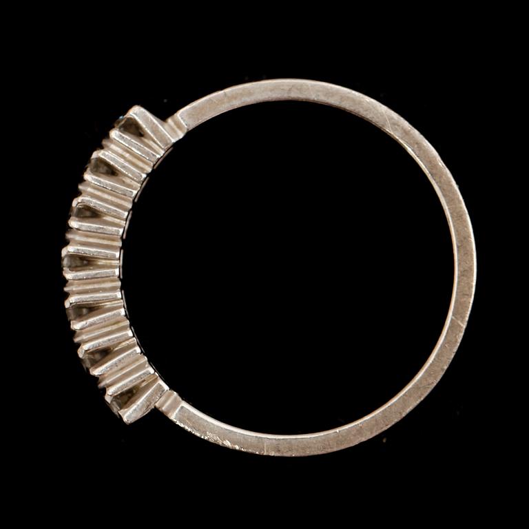 RING, 18 k vitguld, svenska stämplar MAG,1980-tal,  med 7 briljanter ca 0.50 ct, enligt gravyr. Vikt med stenar ca 4 g.