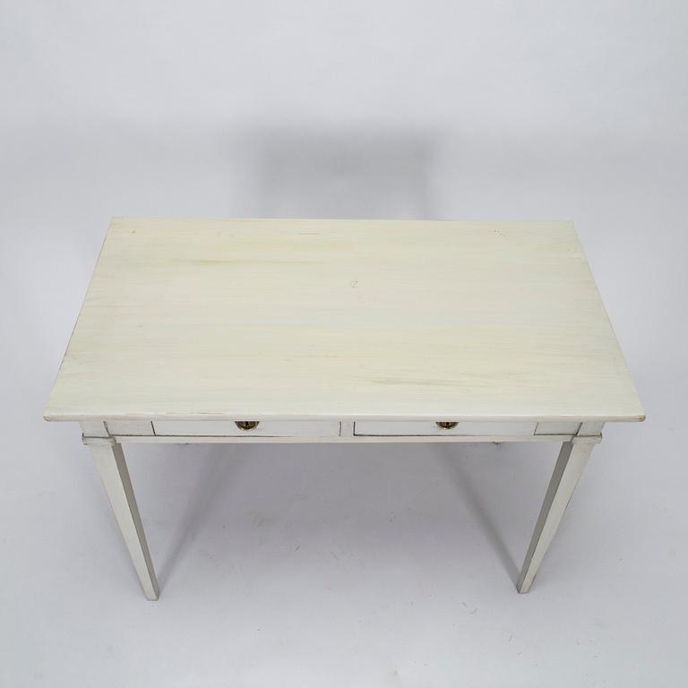 Skrivbord, gustaviansk stil, 1900-tal och stol, gustavianskt provinsarbete, 1700-talets slut.