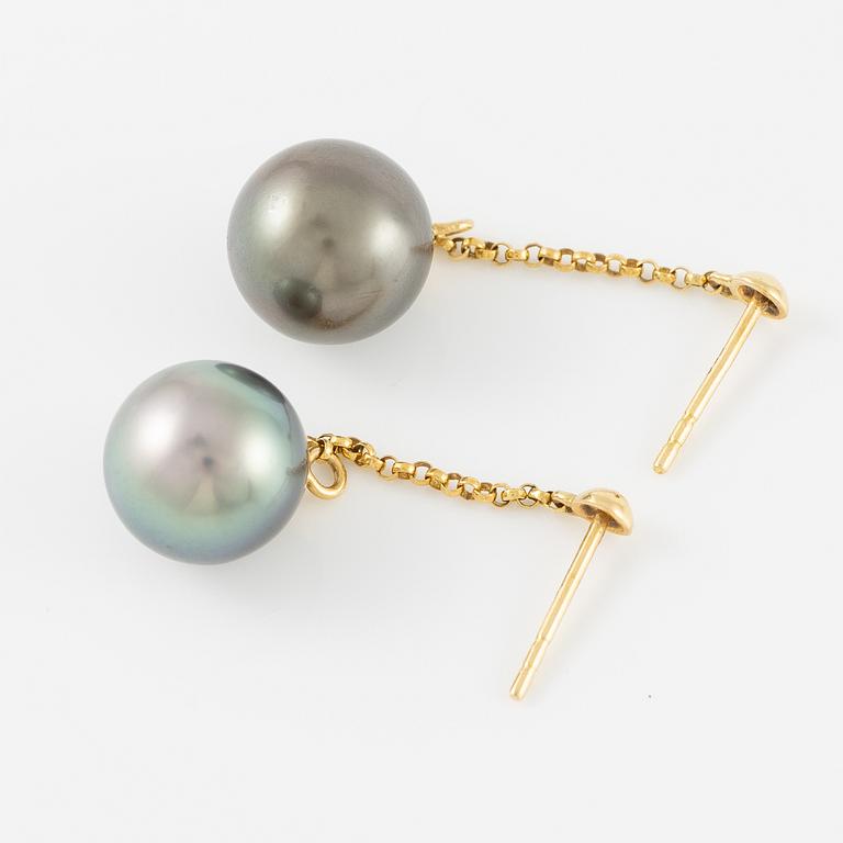 Örhängen, ett par, 18K guld med odlade pärlor.