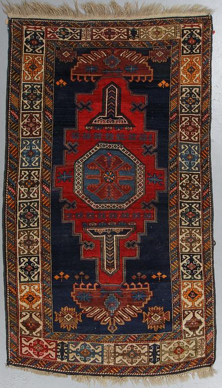 Matta, semiantik Shirvan, ca 196,5-201,5 x 117-122 cm.