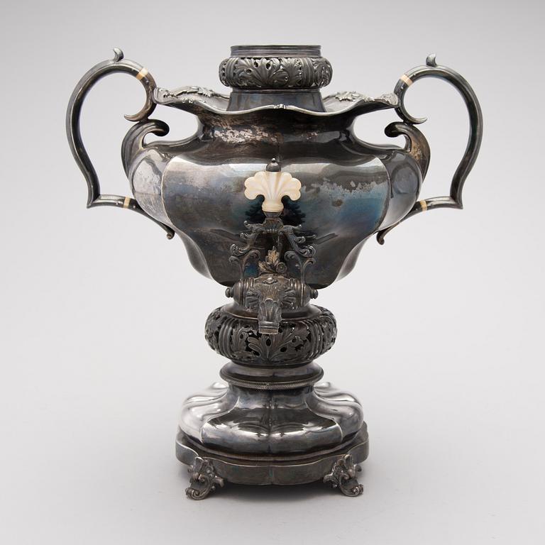 A RUSSIAN SILVER SAMOVAR, Adolf Speer, St.Petersburg 1845.