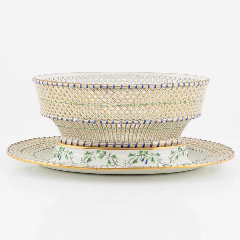 A porcelain bowl with stand, 19th century.