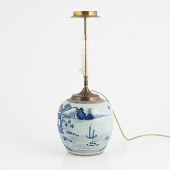 A blue and white porcelain ginger jar/table lamp, China, Qingdynasty, 19th century.