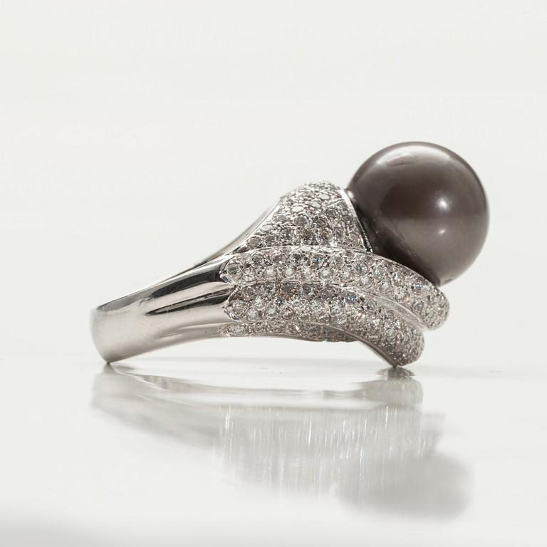 RING, 18K vitguld. Tahitipärla 13 mm. Briljantslipade diamanter 246 kpl. ca 2.40 ct. Storlek17-. Vikt 17,9.
