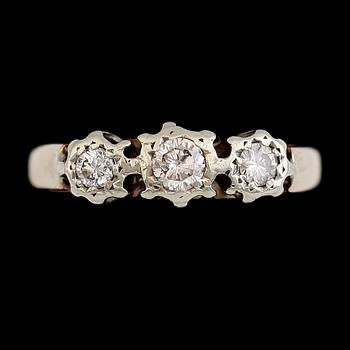 RING, 9 k vitguld med 3 diamanter. Total vikt ca 2 gram.