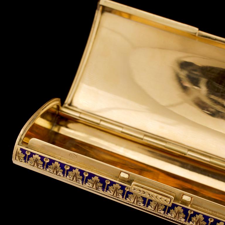 DOSA, 18k guld med blå emalj. 1900-tal. Vikt ca100g.