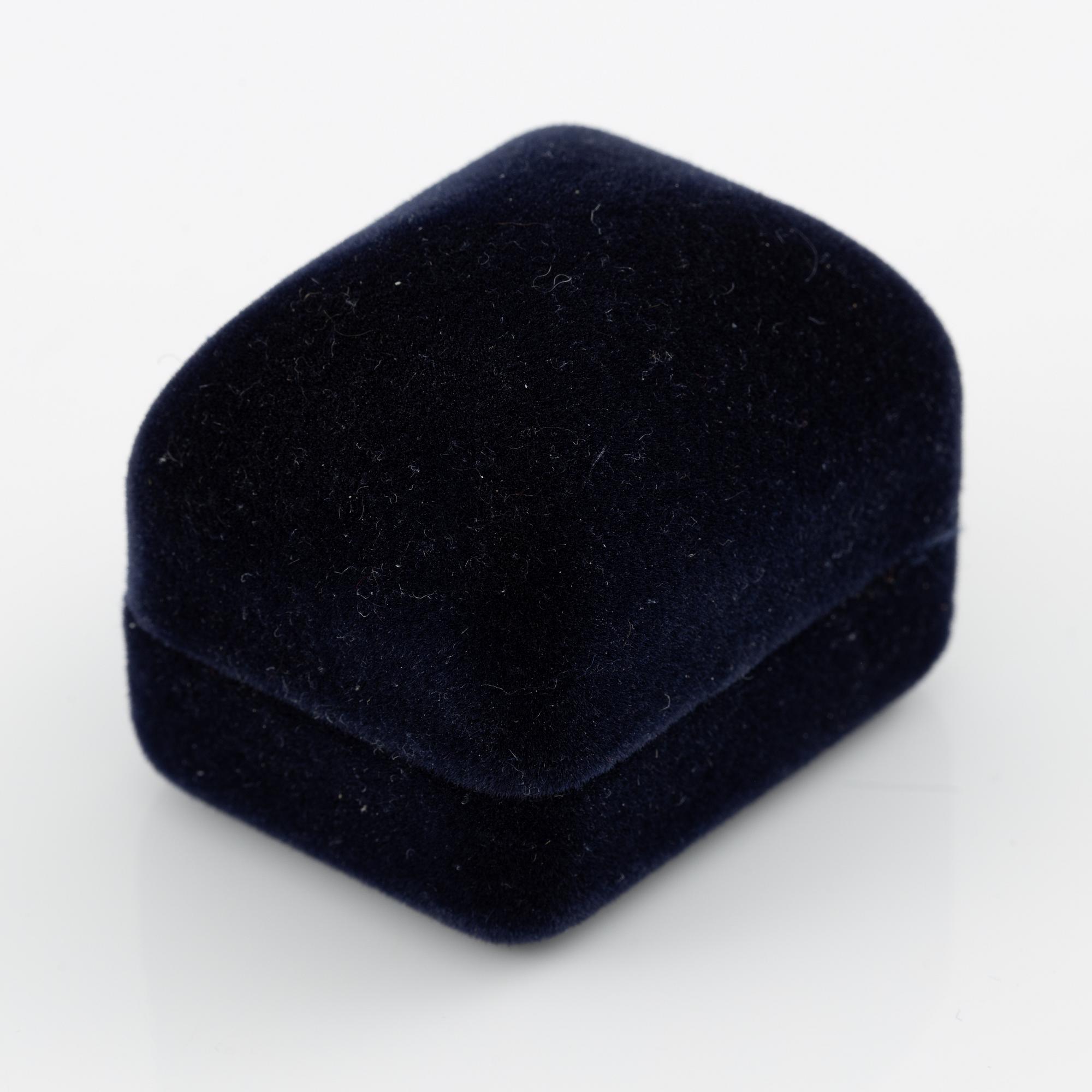 Ring in 18K white gold set with sapphires and brilliant-cut diamonds,.