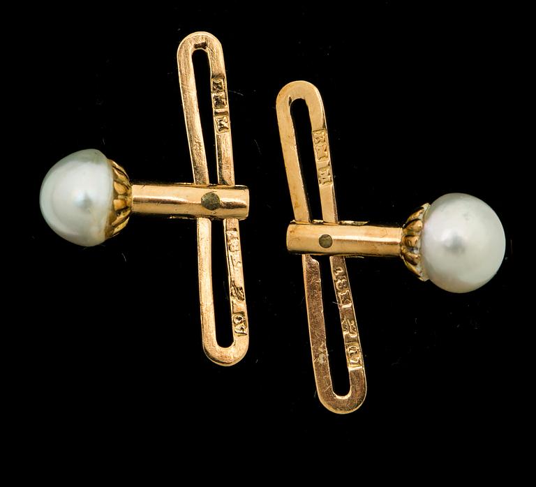 FRACKKNAPPAR, 18k guld med barocka pärlor, 1918. Vikt ca 1,5 g.