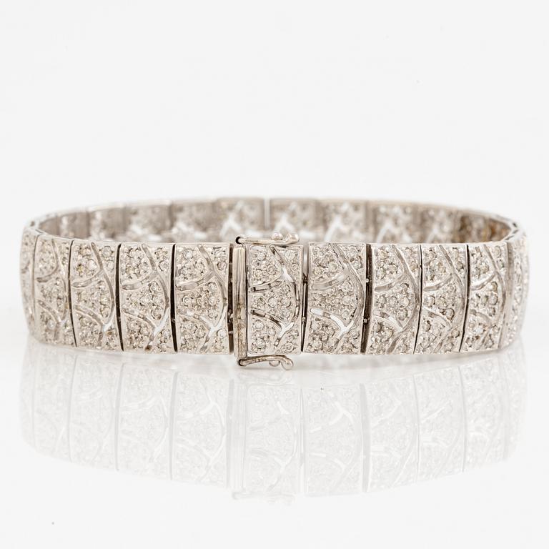 Bracelet, 18K white gold and brilliant-cut diamonds.
