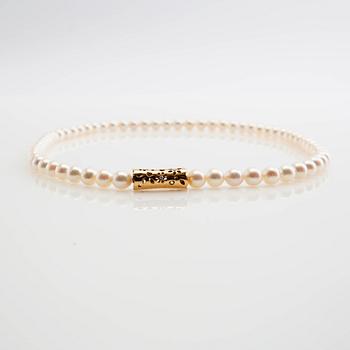 Ole Lynggaard, clasp, 18K gold with diamonds, as well as two necklaces and a bracelet.