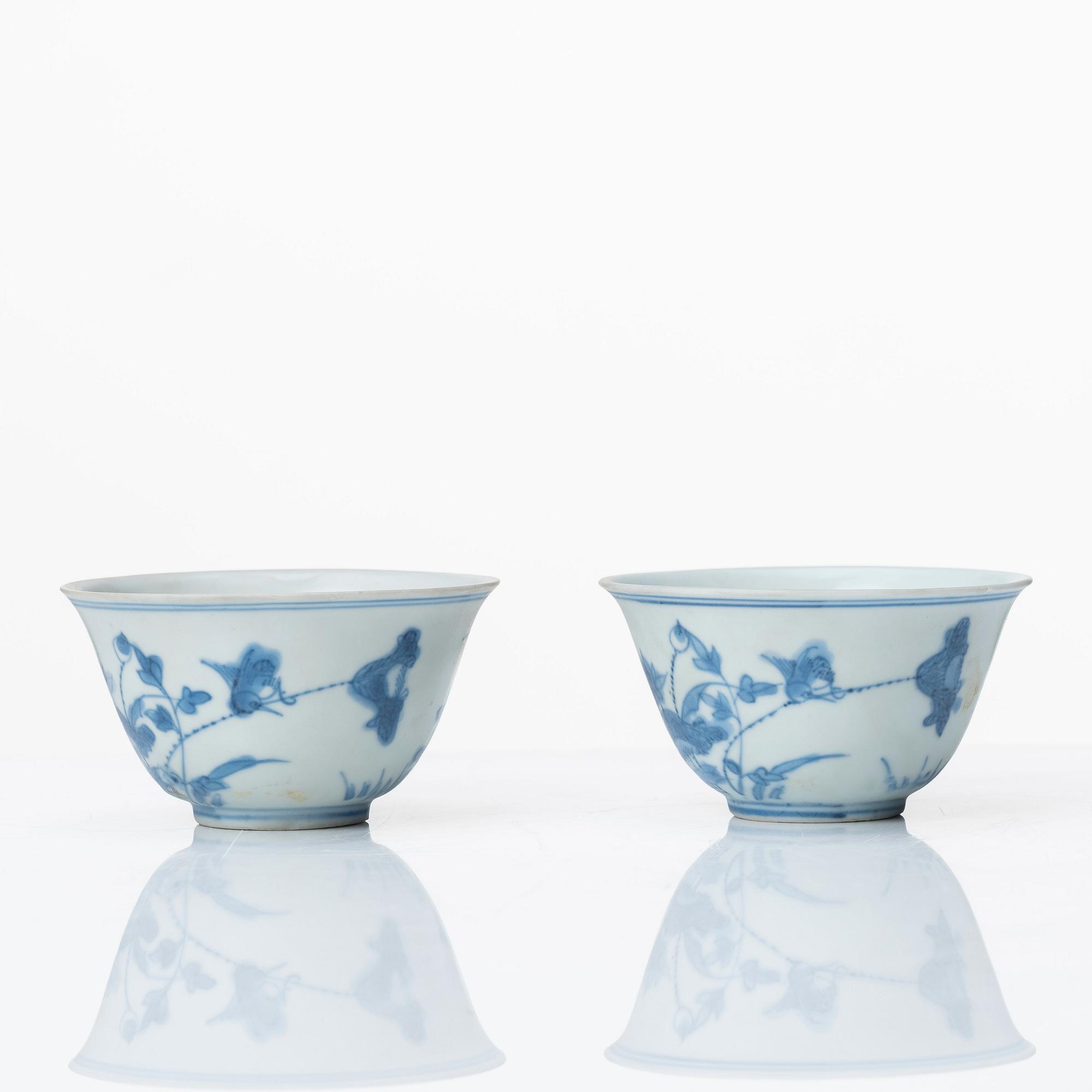A pair of blue and white cups, Ming dynasty (1368-1644).