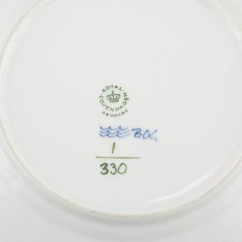 76 pieces of porcelain tableware from Royal Copenhagen in Denmark, model "Musselmalet", second half of the 20th century.