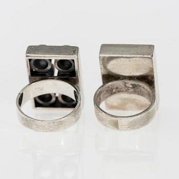 RINGAR, 2 st, silver, mossagat, bergskristall. Elis Kauppi, Kupittaan Kulta. Vikt totalt ca 26,4 g.