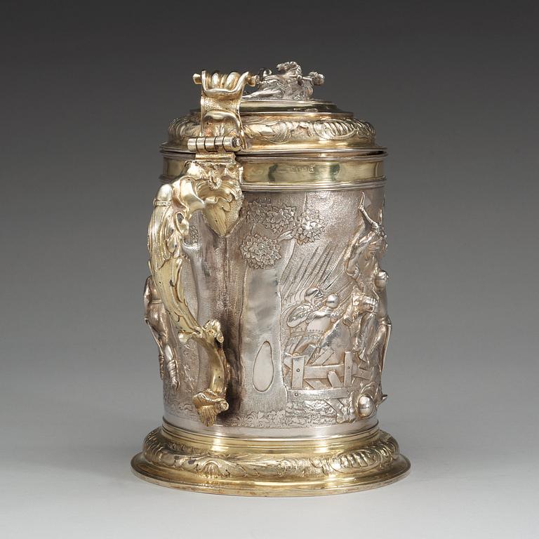 An English 19th century parcel-gilt tankard, marks of London 1817.