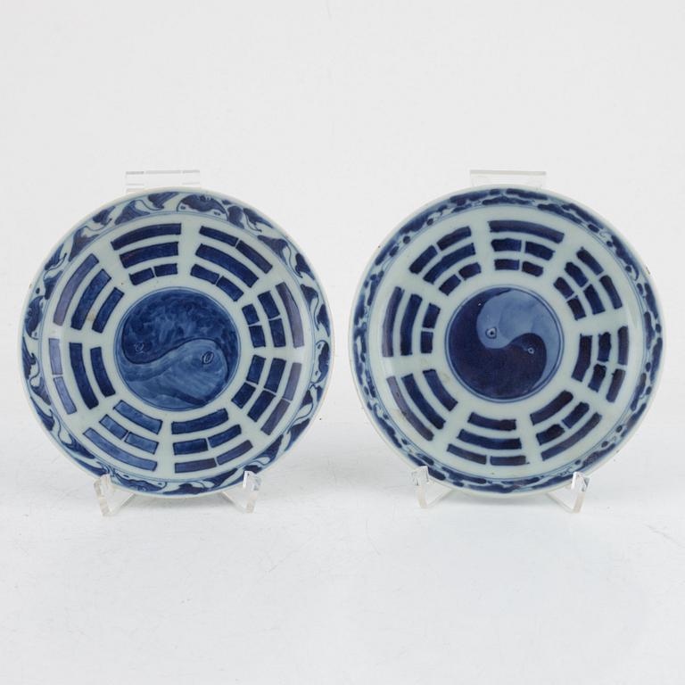 Skålfat, två stycken samt bojan, porslin. Qingdynastin, sent 1800-tal.