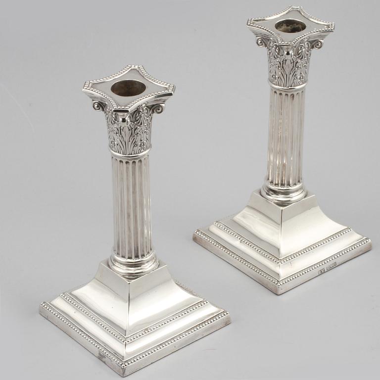 LJUSSTAKAR, ett par, silver, Henry Wigfull, Sheffield, England, 1902.