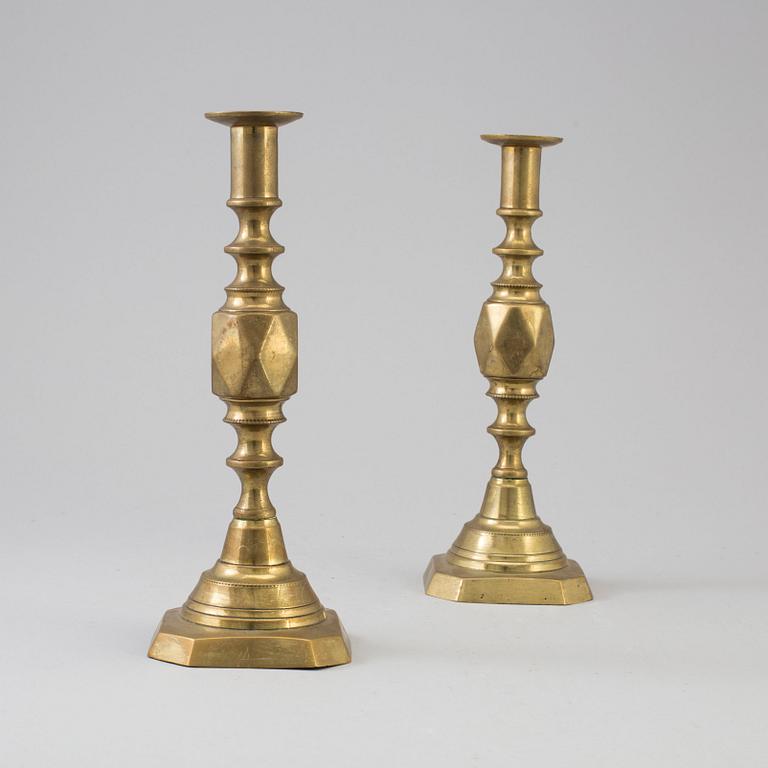 A PAIR OF ENGLISH 19TH CENTURY BRONZE CANDLSTICKS.