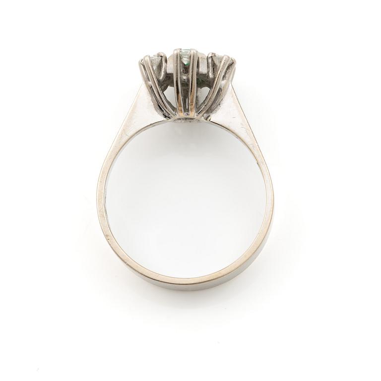 Ring 18K vitguld med en cabochonslipad smaragd och runda briljantslipade diamanter, Stockholm 1976.