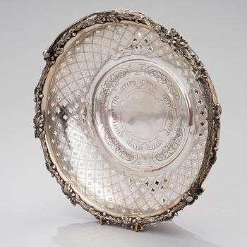 BRÖDKORG MED HÄNKEL, Tyskland 1800-talets slut, kontrollstämpel Sovjetunionen 1900-talets mitt, vikt 694 g.