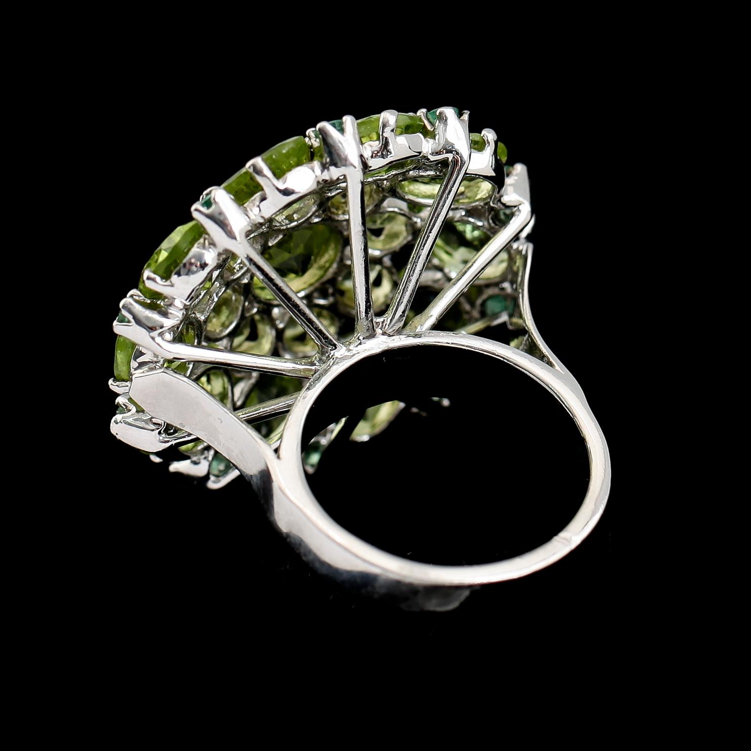 COCKTAILRING, 925 sterlingsilver, gröna peridoter.