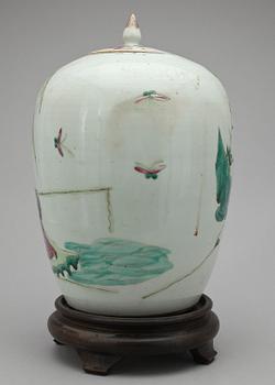 URNA med LOCK, porslin, Kina 1900-tal.