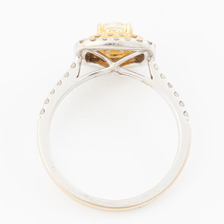 Ring, 18K vitguld med radiantslipad diamant och briljantslipade diamanter.
