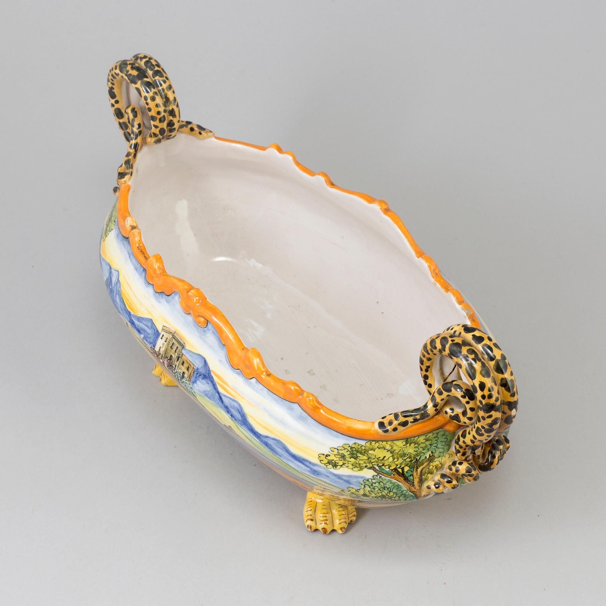 An Italian porcelaine 20th century  table centerpiece with lion feet and snake handles.