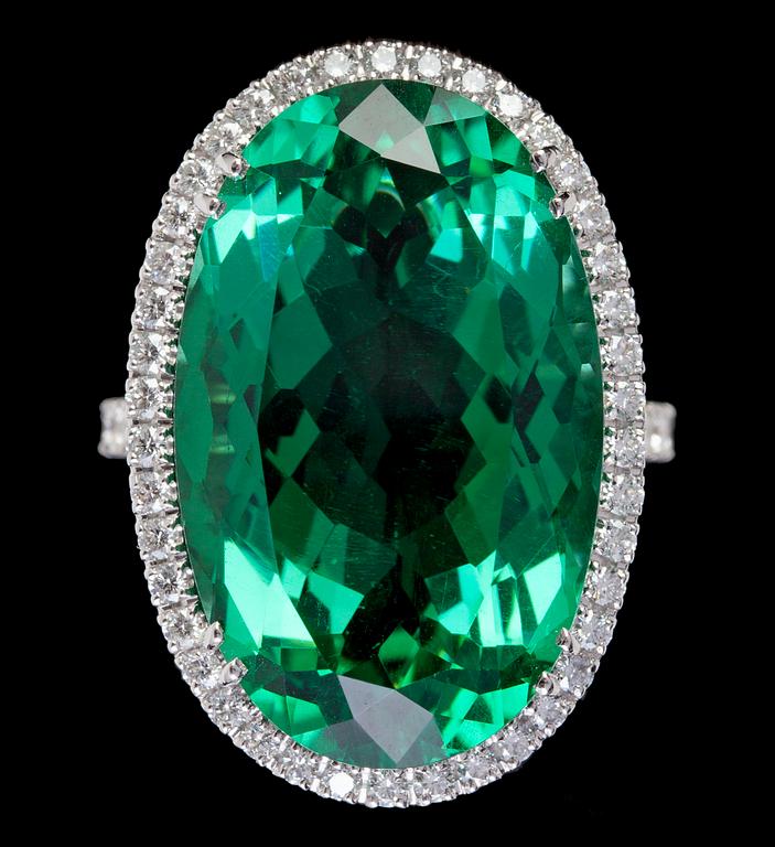RING, stor fasetterad grön kvarts med briljantslipade diamanter, tot. ca 1 ct.