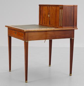 SKRIVBORD MED UPPSATS. Sengustavianskt stockholmsarbete, 1700-talets slut.