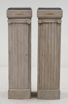 KOLONNSKÅP, ett par, 1900-tal.