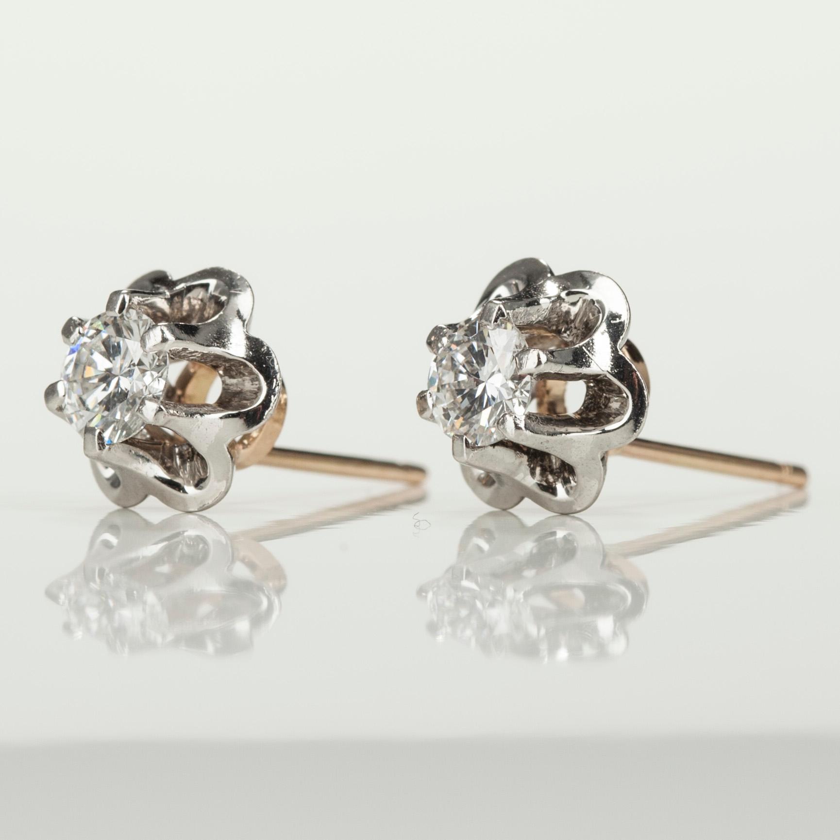ÖRHÄNGEN, 14K guld, briljantslipade diamanter tot. ca 0,60 ct. Vikt 3,0 g.