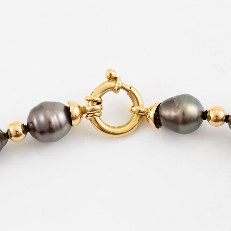 Necklace, 18K gold and cultured freshwater pearls, France.