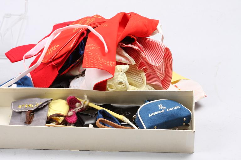 BARBIEDOCKA, 1960-tal med tillbehör.