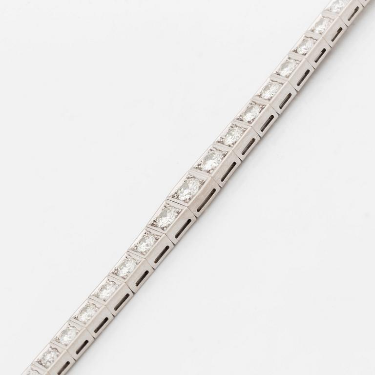 An 18K white gold bracelet set with round brilliant-cut diamonds.